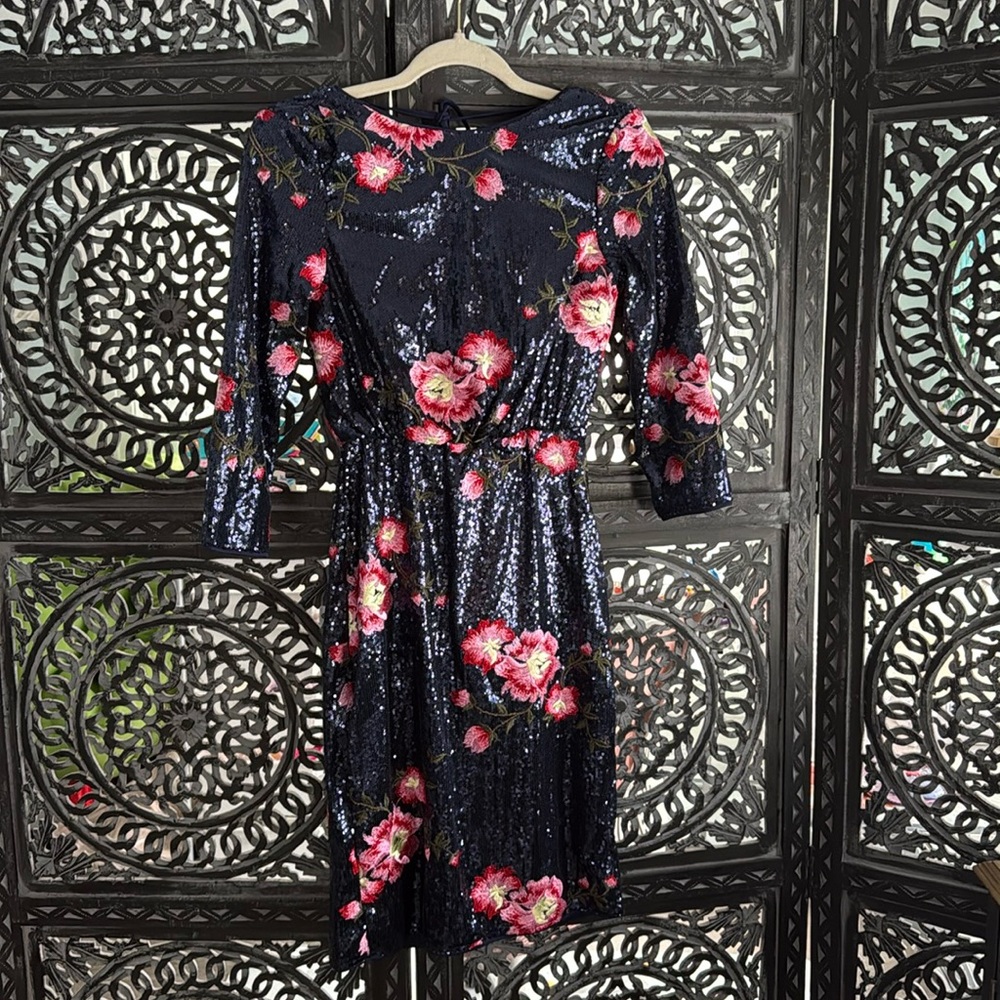 Gorgeous sequins dress with flowers. Head turning piece. NWT. Size 6.